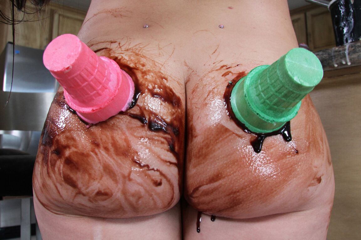 21P La adolescente Lola Foxx mancha su gran culo con chocolate