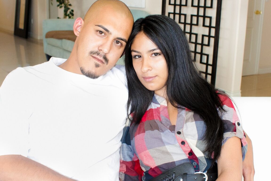 15P La latina de pelo oscuro Cindy Reyes luce esperma en las tetas después de tener sexo con un chico