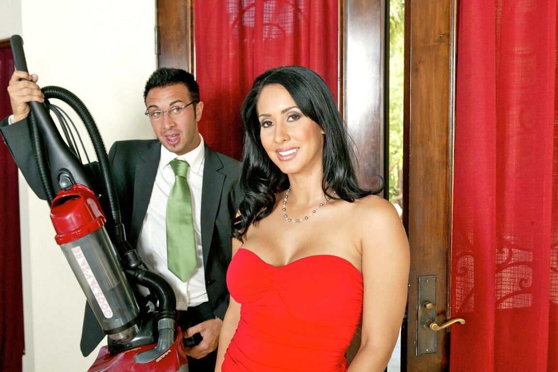 21P Excelente MILF Isis Love fica com a boca cheia de esperma depois de uma foda hardcore