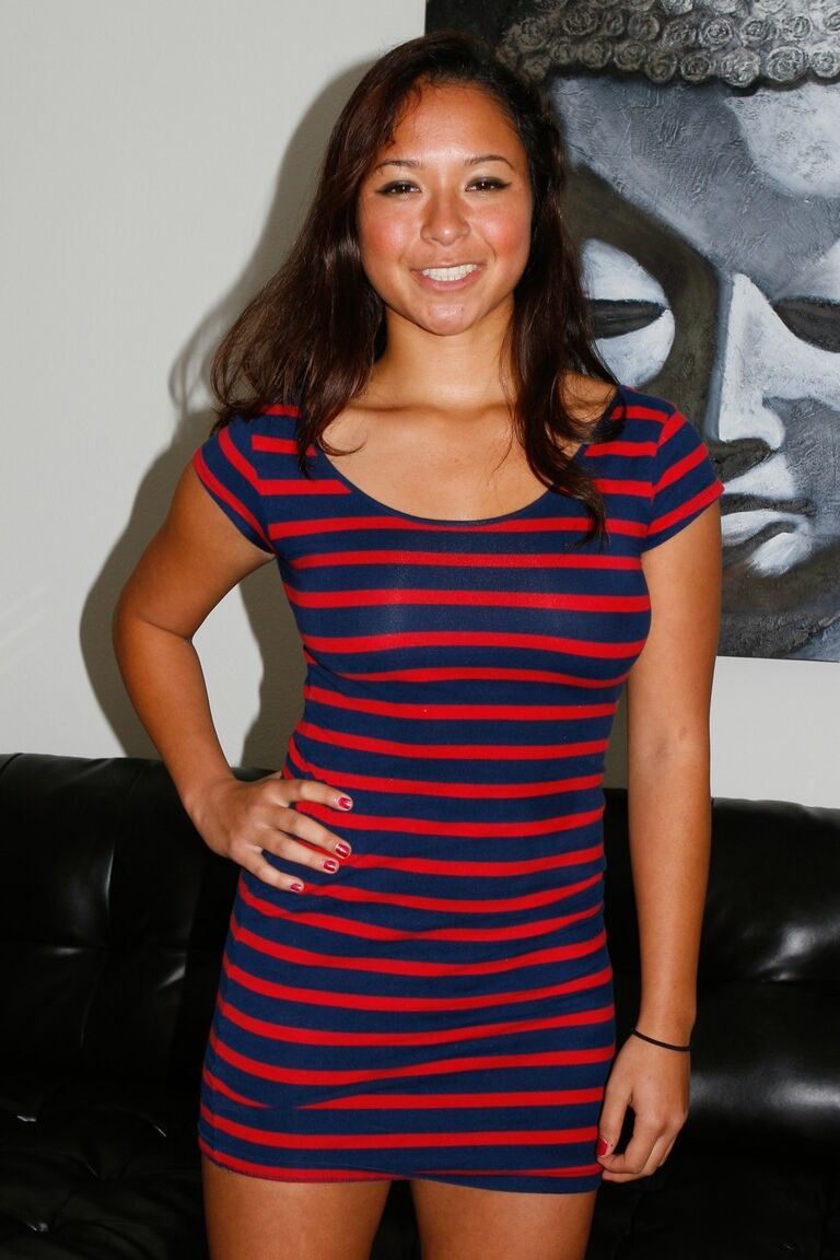 20P La adorable morena americana Janelle James se llena el manguito con una polla
