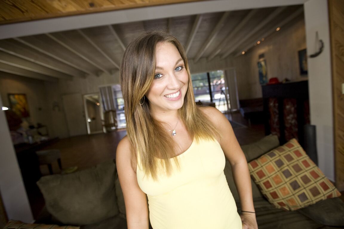 17P A estrela pornográfica adolescente americana Stacey Hopkins mostra sua bunda grande em um close