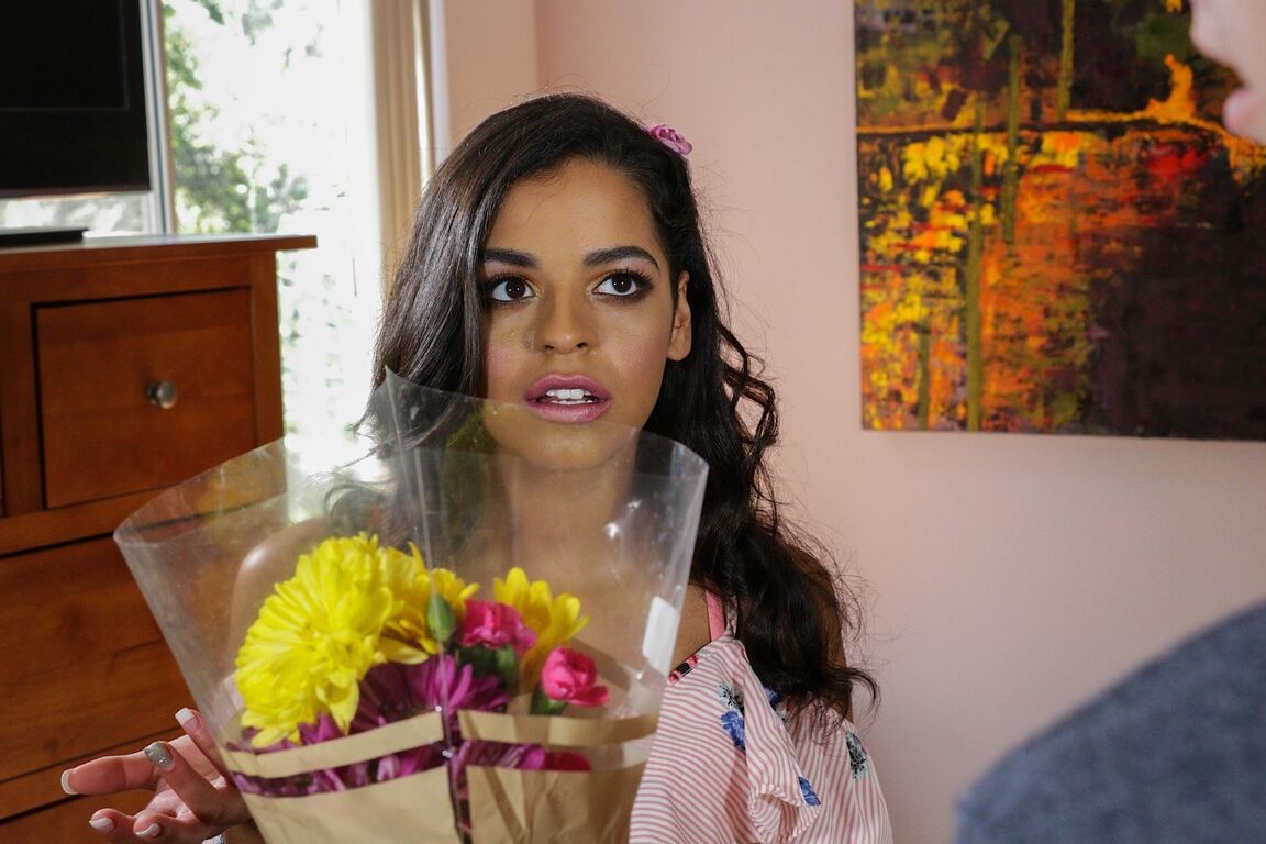 La latina 18P Vienna Black seduce a un chico después de que le regale flores recién cortadas