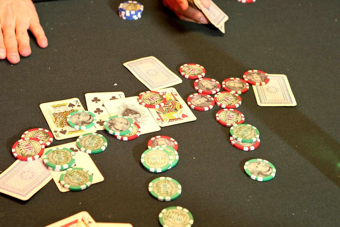 21P 巨大なおっぱいの熟女レイリーンがポーカー ゲームを中断し、若い男とセックスする