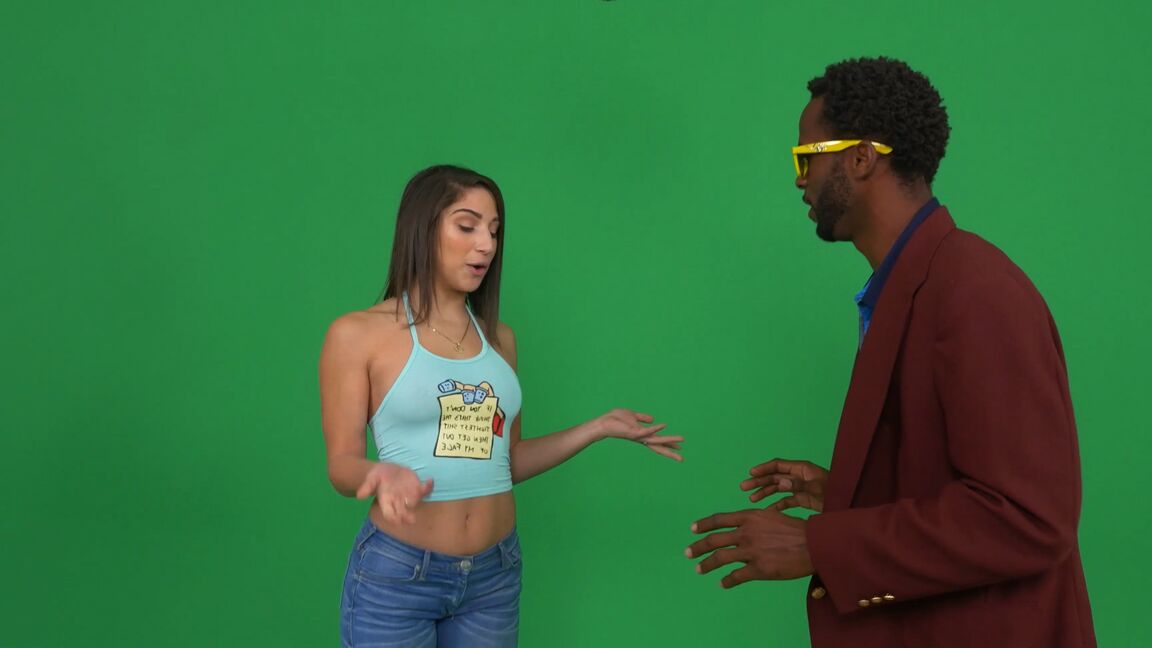 21P Die heiße, brünette Teenagerin Abella Danger wird vor einem Greenscreen geschwärzt