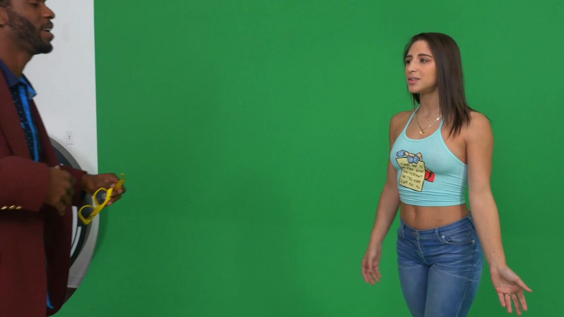 21P Die heiße, brünette Teenagerin Abella Danger wird vor einem Greenscreen geschwärzt