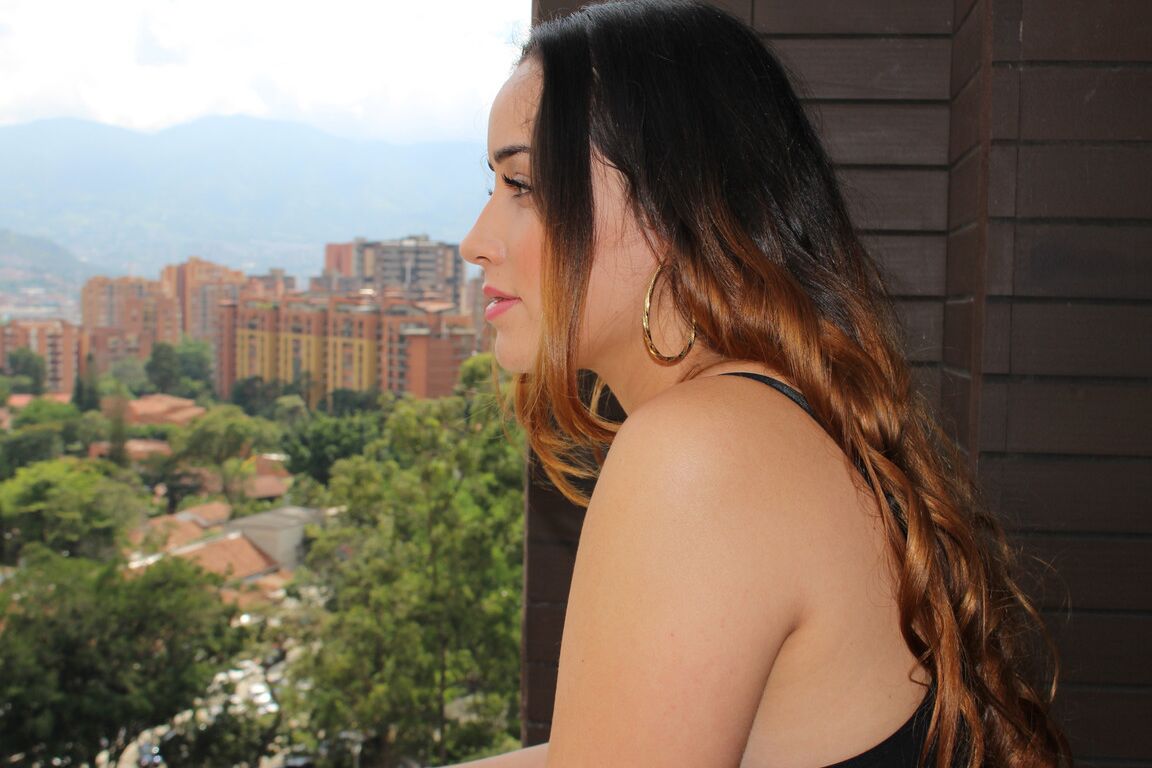 21P Morena pequena com uma bela bunda Kelly Lu leva uma surra forte de lado
