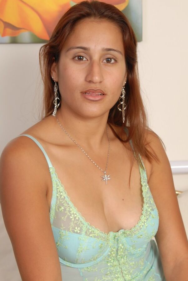 17P Mulher latina troca lingerie sensual para suas primeiras poses nuas