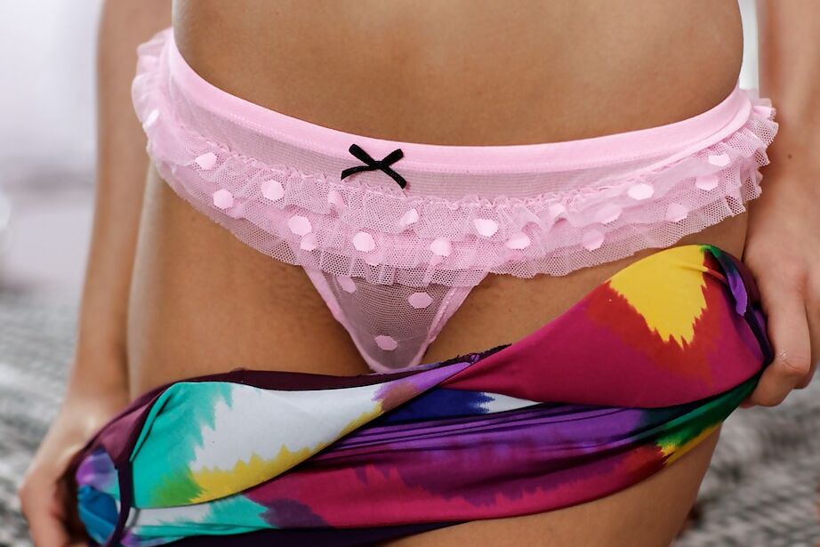 16P A adolescente latina brincalhona Sara Luvvv se despindo e provocando sua vulva careca
