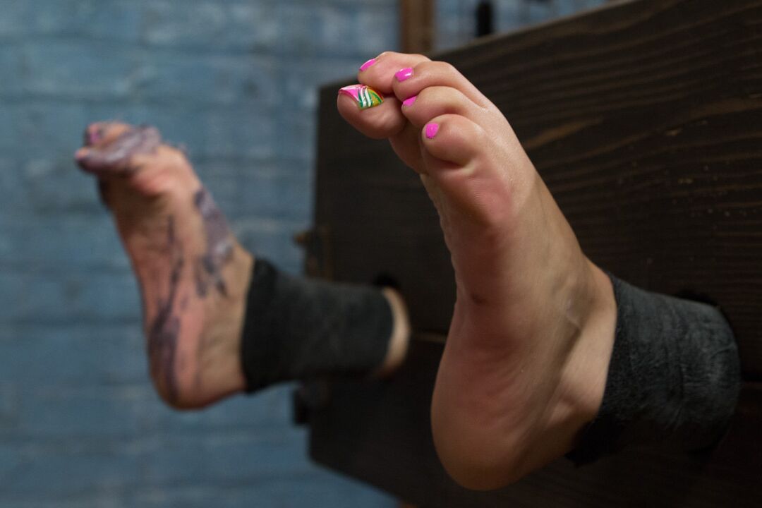 17P Teen Aria Arial est allongée sur la table pendant que les maîtres lui taquinent les pieds avec de la cire