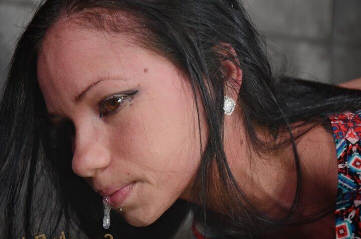 16P Delgado peituda Raven Bay exibe pernas tatuadas antes de bondage deepthroat 3some