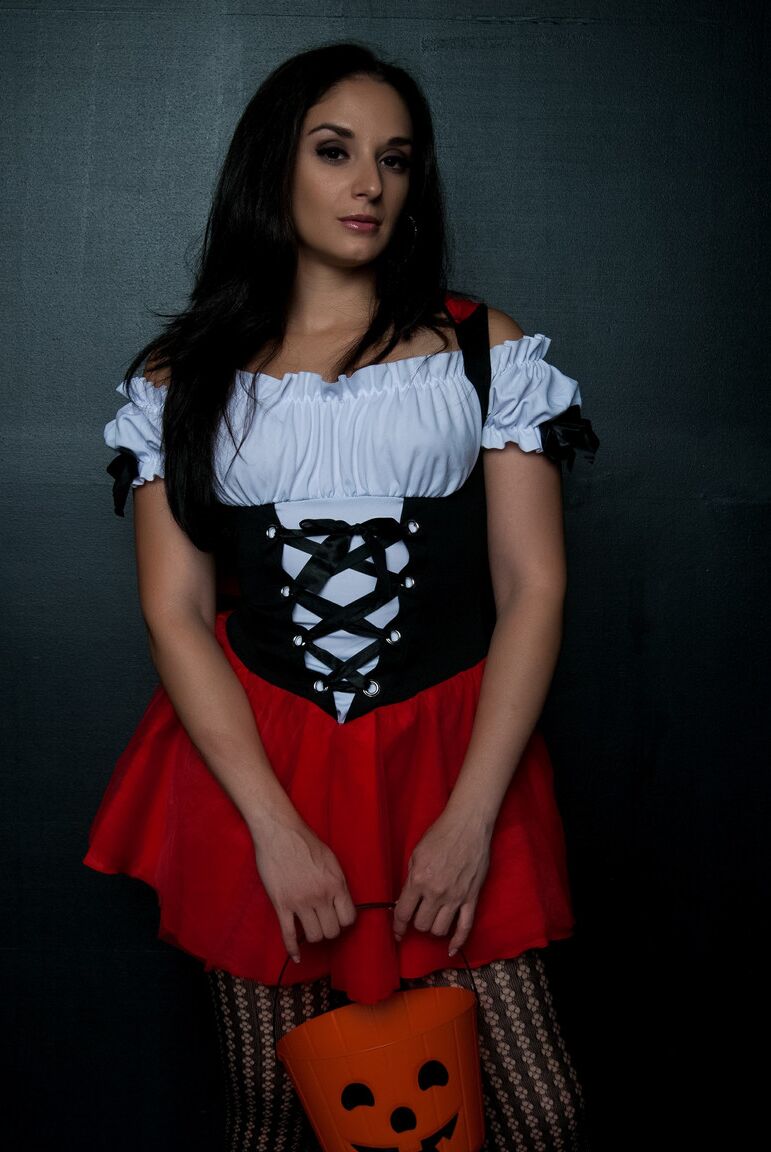 21P Sheena Ryder tira sua fantasia de Chapeuzinho Vermelho
