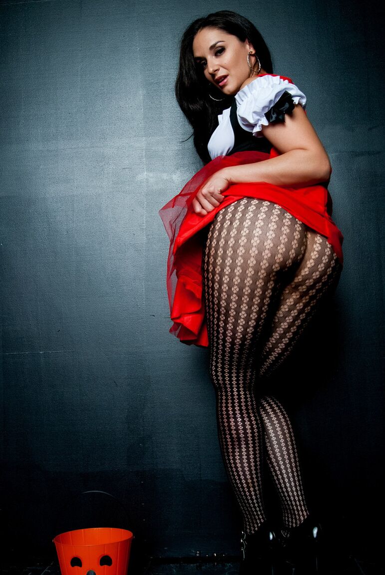 21P Sheena Ryder tira sua fantasia de Chapeuzinho Vermelho