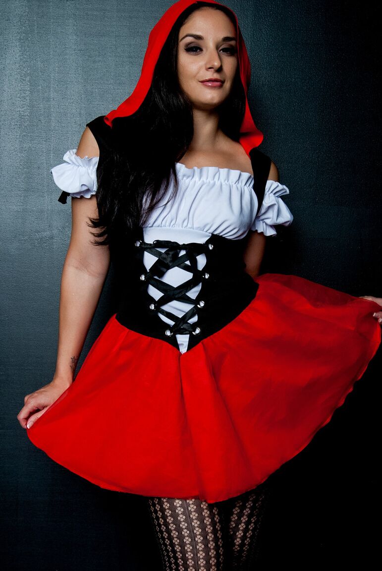 21P Sheena Ryder tira sua fantasia de Chapeuzinho Vermelho