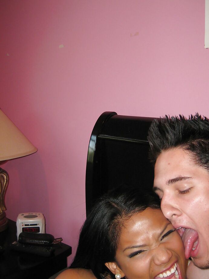 16P La jovencita latina amateur Emy Reyes haciendo una mamada y follando duro