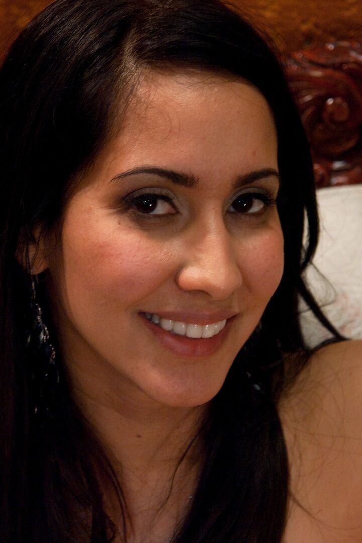 21P La MILF cachonda Isis Love es atada a una sybian para una masturbación bdsm salvaje