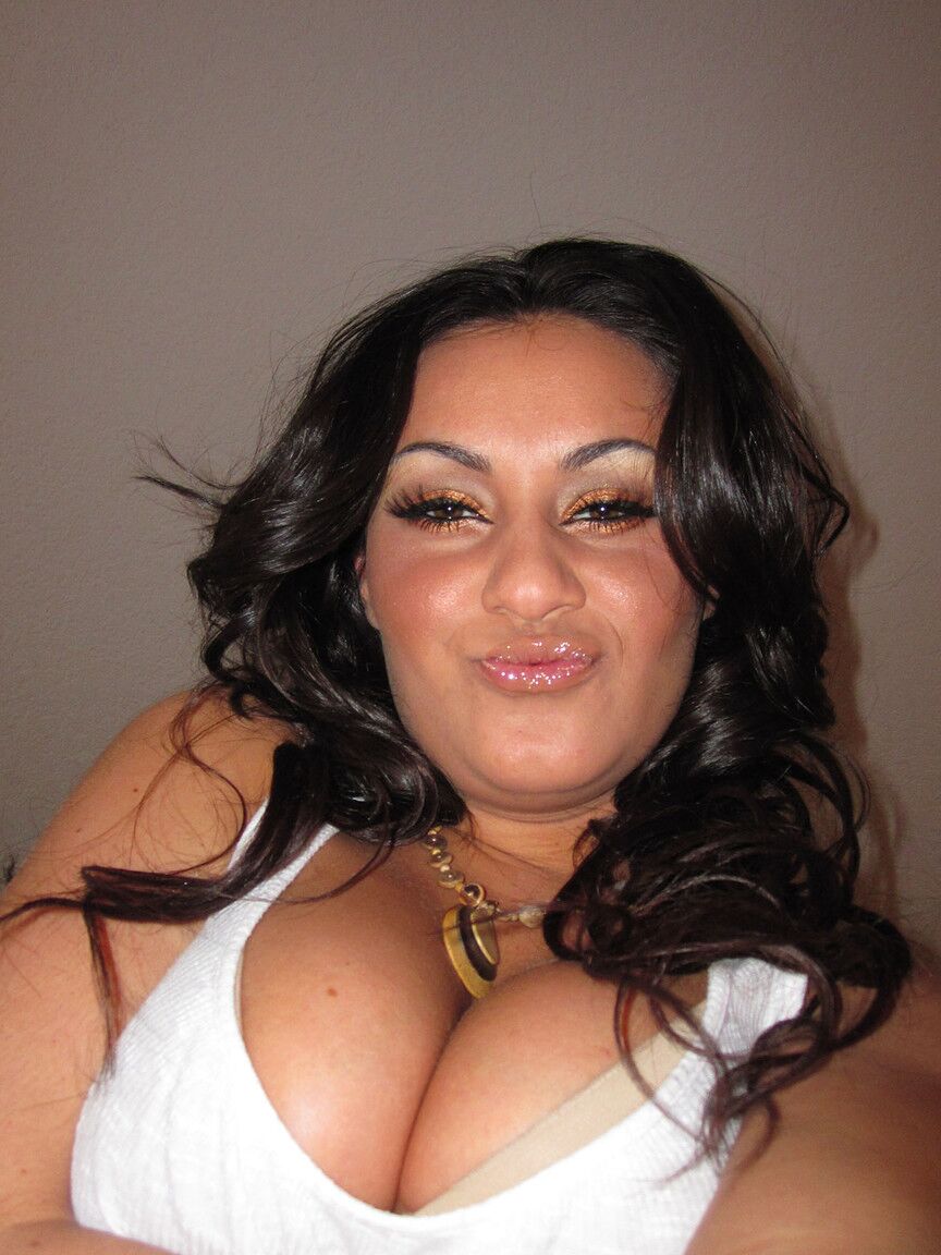 18P A latina de cabelos escuros Charley Chase tira o biquíni e desfila seus juggs