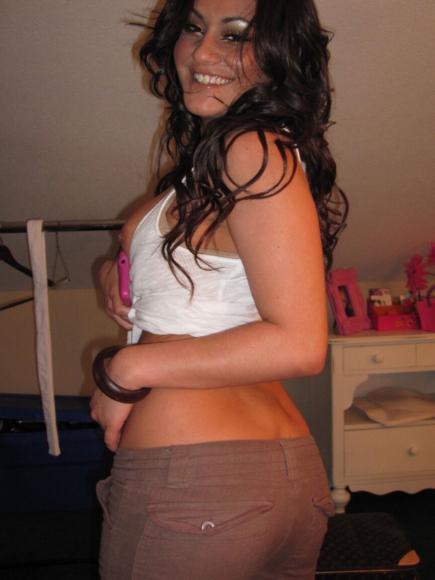 18P A latina de cabelos escuros Charley Chase tira o biquíni e desfila seus juggs