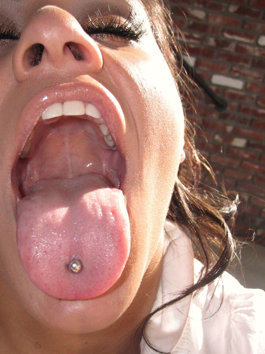 18P A latina de cabelos escuros Charley Chase tira o biquíni e desfila seus juggs