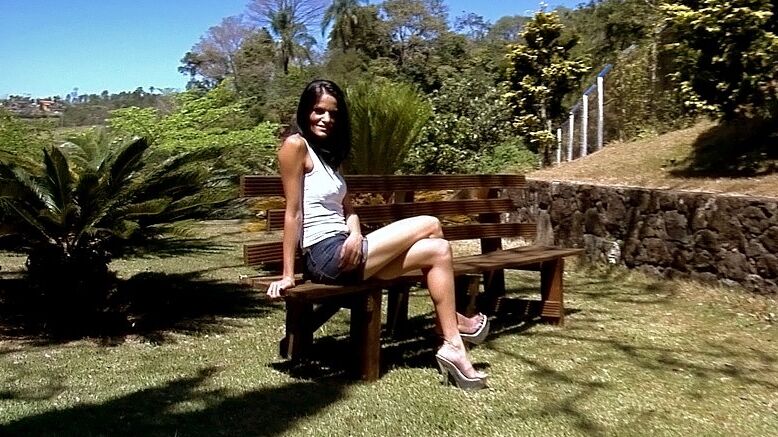 16P Garota latina Leggy tirando o short e provocando seu corte ao ar livre