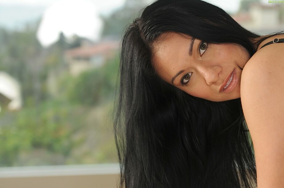 16P Mamãe latina Eva Estrella posando na cozinha usando jeans rasgados