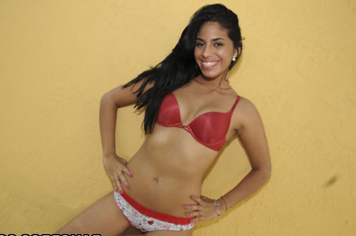 16P latina gitana muestra sus tetas