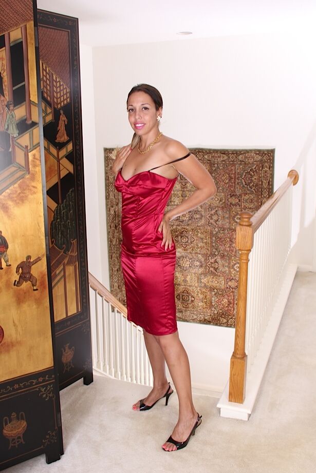 16P Latina MILF Josephine Jones brincando com seus peitos mais velhos e flácidos