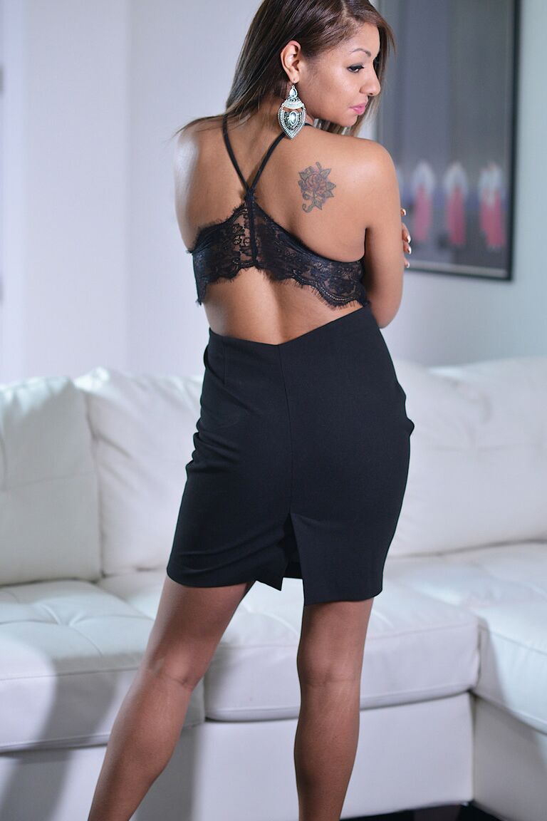 21P A linda morena Gabriella Lane perde o vestido e brinca com os peitos