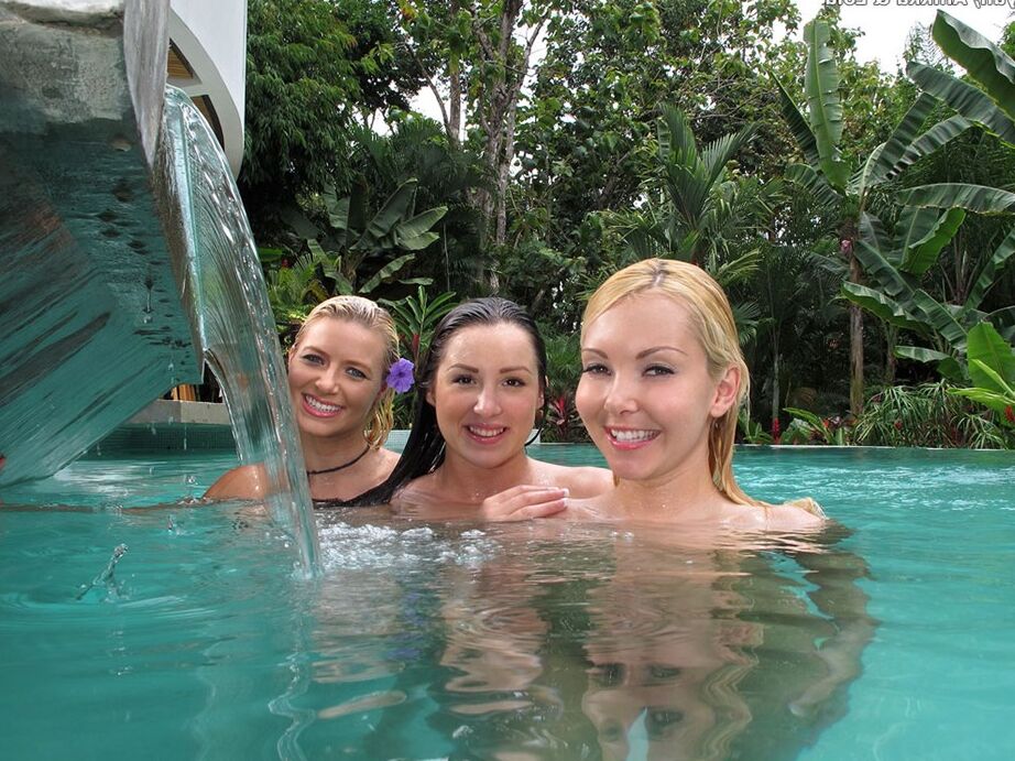 15P Chicas lesbianas exponen sus culos calientes mientras descansan en la piscina