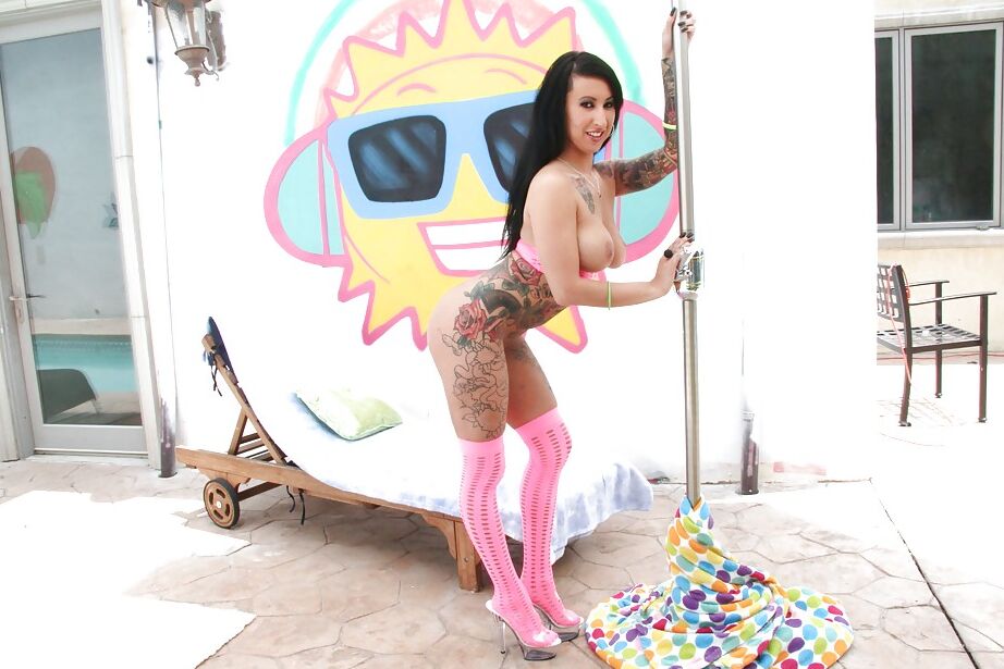 16P Estrela pornográfica latina tatuada Lily Lane exibindo buceta rosa na saia