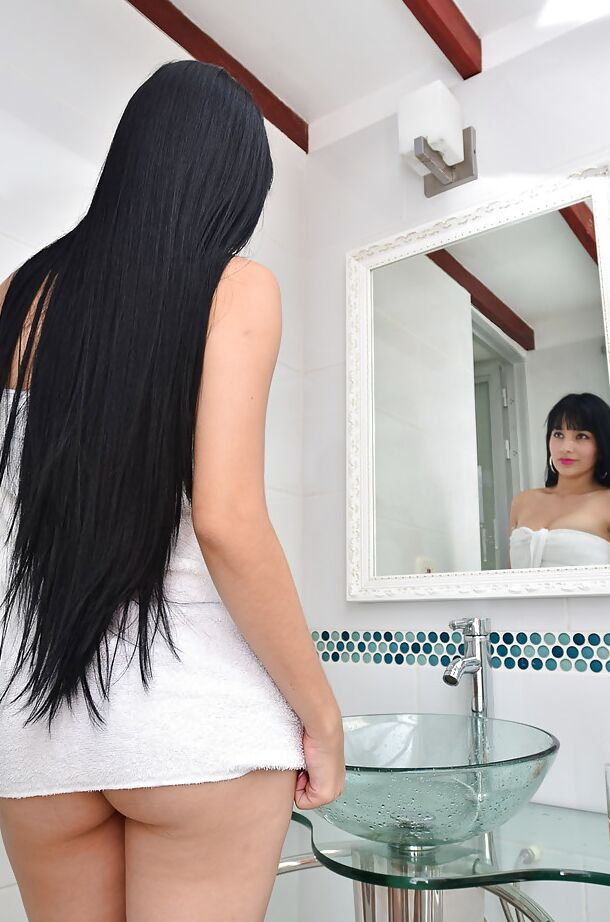 16P La jeune brune Rachel Rivera exhibe sa chatte latine rasée dans son bain.
