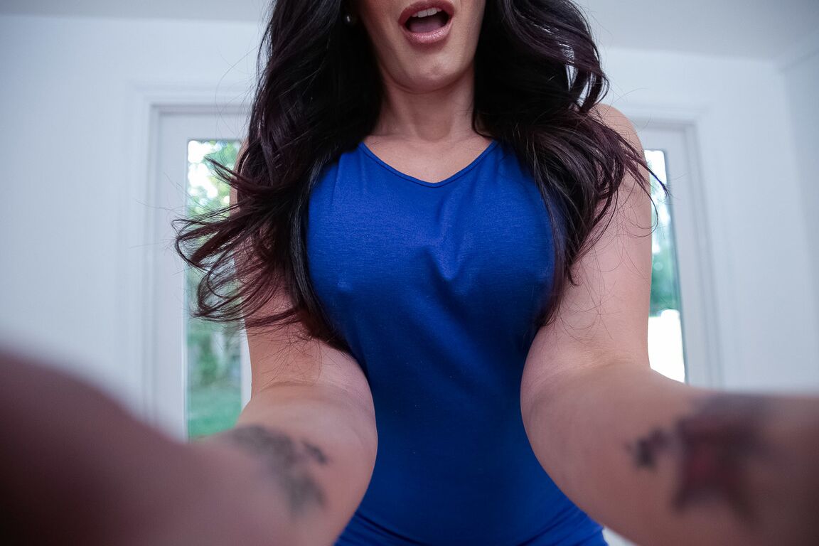 21P MILF mit großen Titten Sheena Ryder wird in Strümpfen im POV geknallt