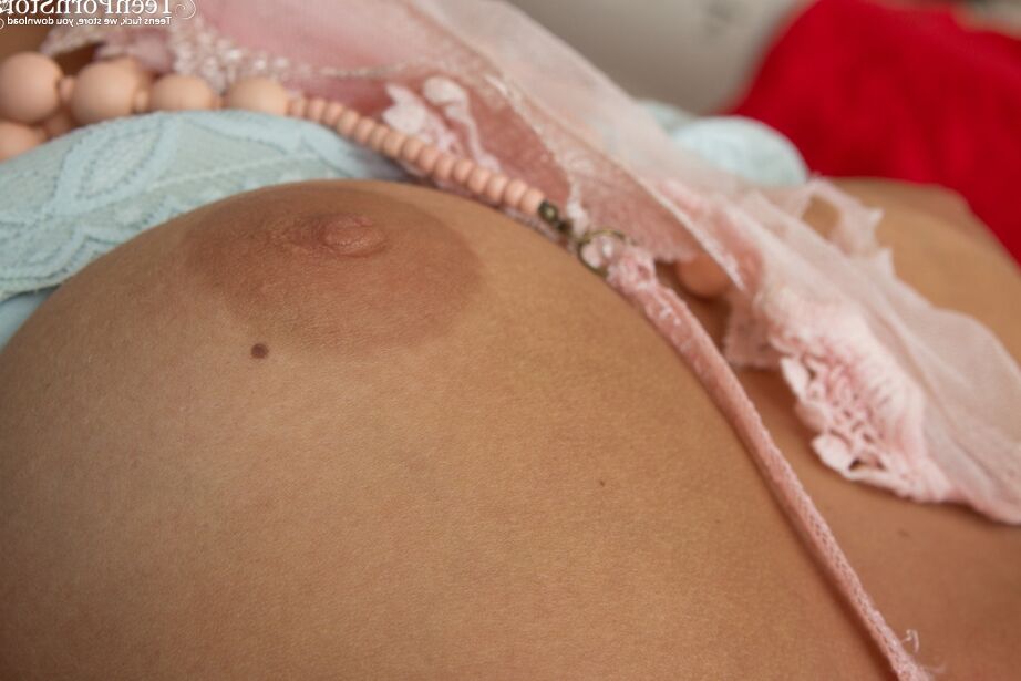 20P Tres jovencitas de culos calientes se lanzan besos tras desnudarse en la cocina