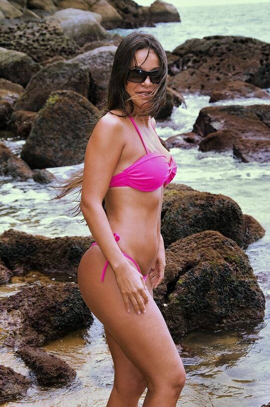 16P Adryanna Duarte, latina effrénée, se déshabille et exhibe ses fesses sur la plage.