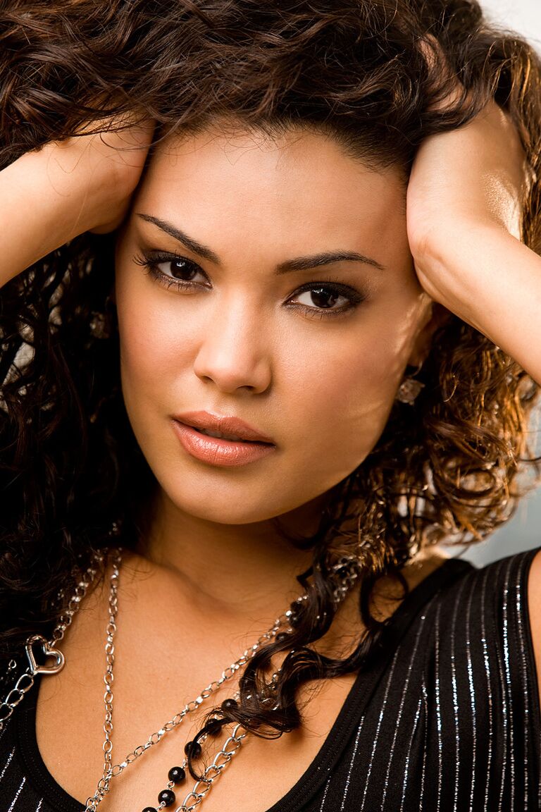 17P A deslumbrante beleza latina Christina L Santiago fica nua e mostra os seios