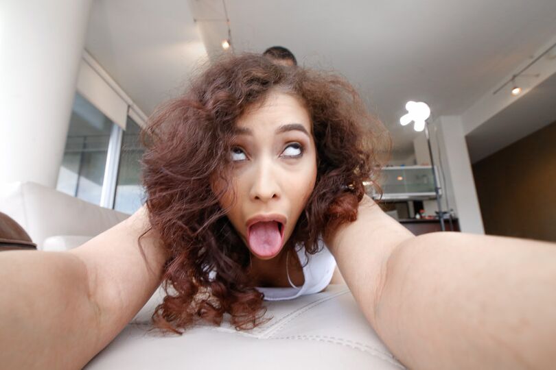 16P La jeune brune Kitty Foxxx suce une grosse bite avant de baiser
