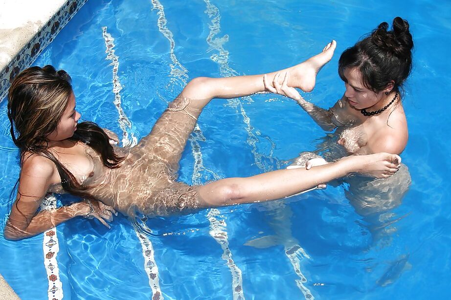16P Lasciva asiática MILF e sua amiga latina se divertem lambendo buceta na piscina