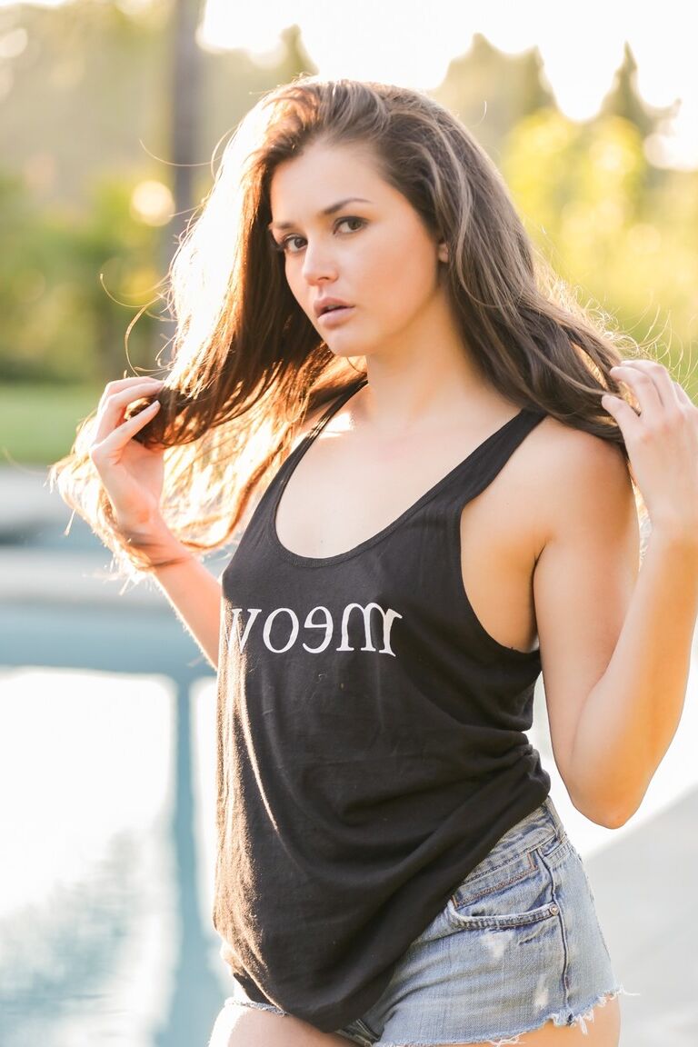 15P Latina solo garota Allie Haze fica nua depois de se despir à beira de uma piscina