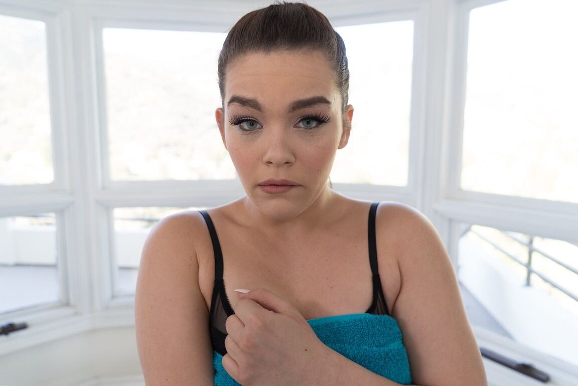 Die 17-jährige, fleischige Latina Kimber Woods erliegt dem BBC eines Masseurs zum Schwanzreiten