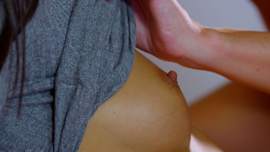 16P Enfermera rubia en uniforme seduce a su paciente para una ardiente digitación anal lésbica