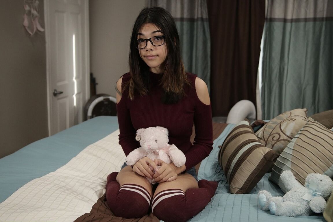 16P Uma jovem muda de roupa antes do sexo POV acontecer
