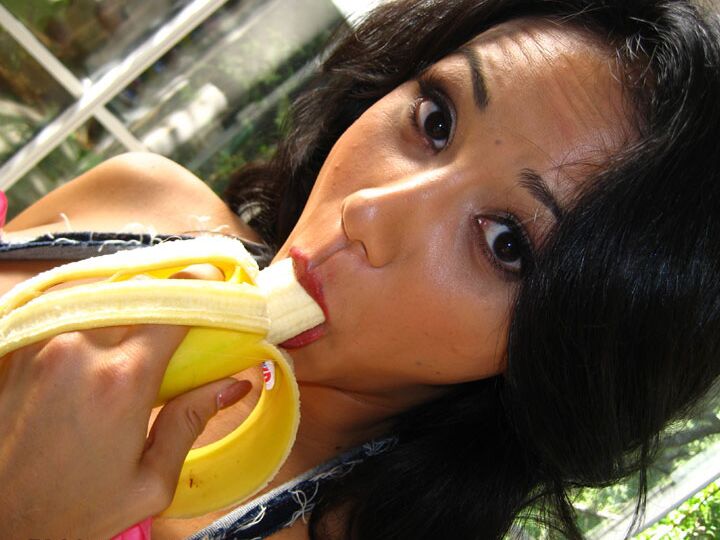 16P Latina MILF gata Nadia Styles mostra sua bunda sexy e espalha buceta