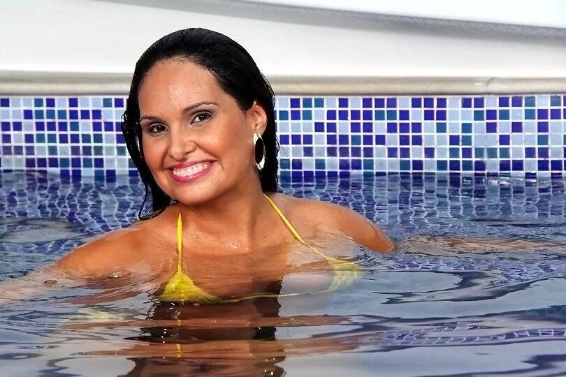 16P A gata latina Liliane Martins está se masturbando de biquíni na piscina