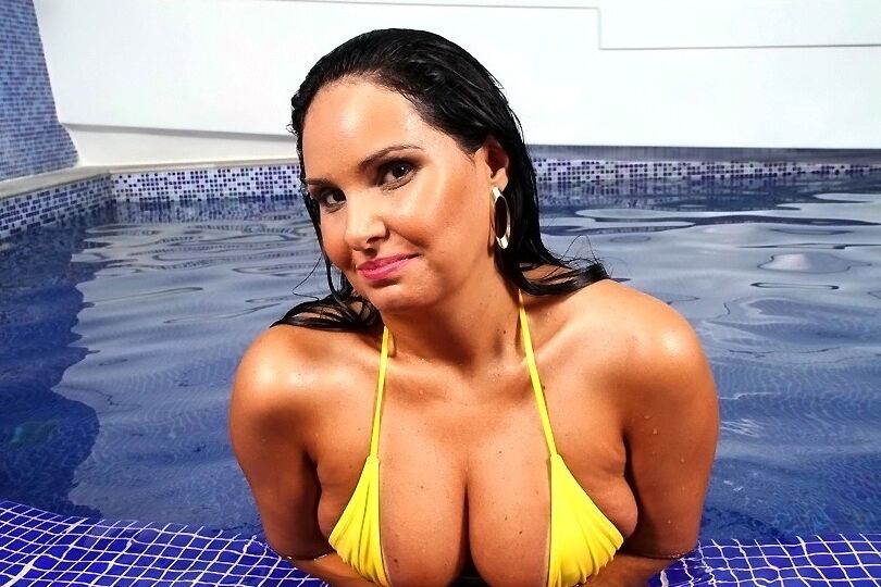 16P A gata latina Liliane Martins está se masturbando de biquíni na piscina
