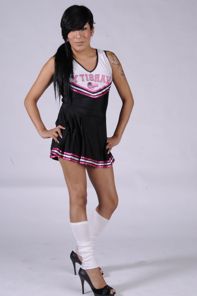 17P La pom-pom girl transsexuelle mignonne Desteny montre de petits seins