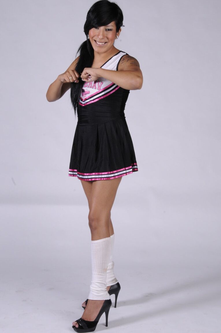 17P La pom-pom girl transsexuelle mignonne Desteny montre de petits seins