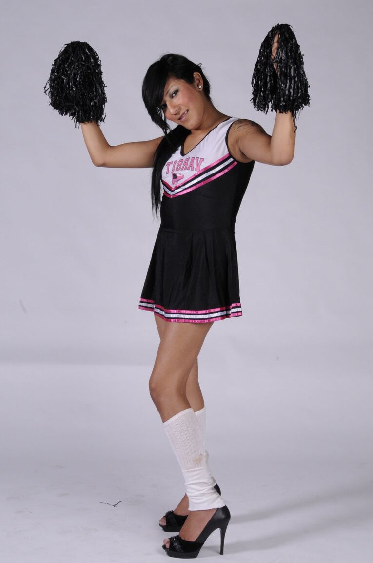 17P La pom-pom girl transsexuelle mignonne Desteny montre de petits seins