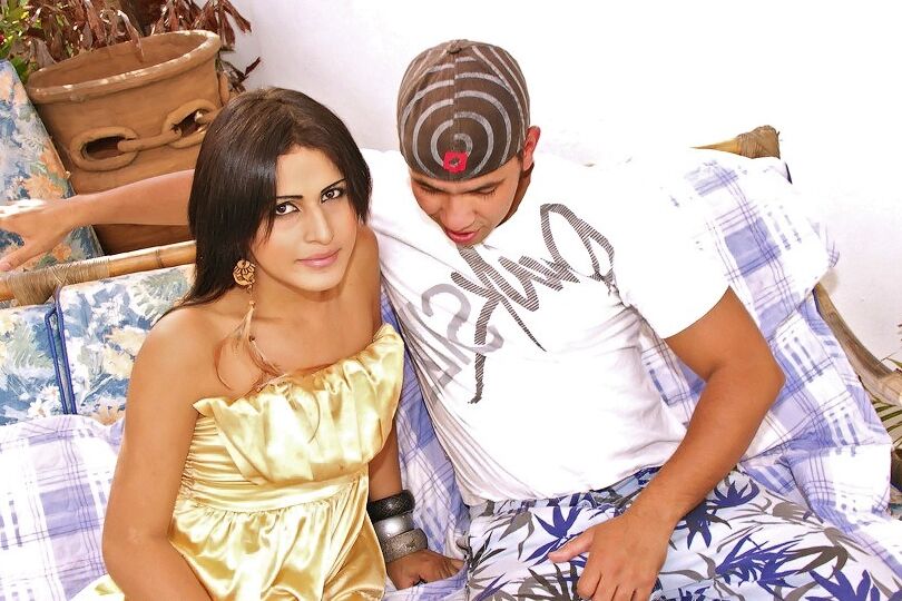16P Travesti fofa Bruna Ninfa posando nua e levando sexo anal com homem