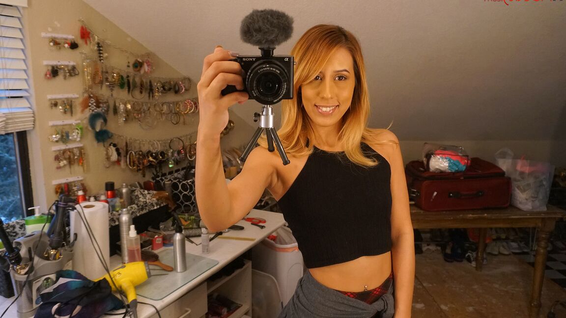 16P Latina querida Demi Lopez tem sua buceta apertada pregada em uma sessão de close-up