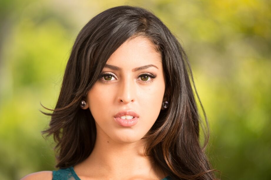 16P L'étourdissante Latina Sophia Leone montre son corps impeccable
