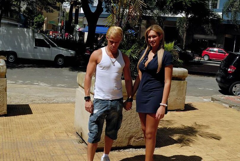16P Jovem travesti latina Natalia Ruiz tirando o vestido para exibir peitos grandes